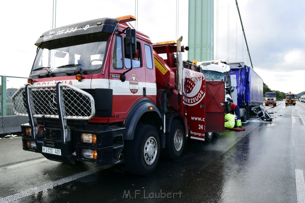 Schwerer LKW VU PKlemm A 4 Rich Olpe auf der Rodenkirchener Bruecke P430.JPG - Miklos Laubert